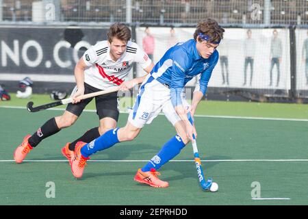 AMSTELVEEN, NIEDERLANDE - FEBRUAR 27: Teun Kropholler von Amsterdam, Derck de Vilder von Kampong während des holländischen Eishockey Tulp Hoofdklasse Spiels dazwischen Stockfoto