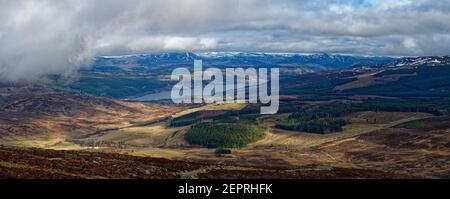 Ein Panoramablick auf Loch Tummel vom Weg zum Gipfel des Schiehallion, Perthshire, Schottland Stockfoto