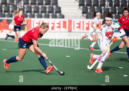 AMSTELVEEN, NIEDERLANDE - FEBRUAR 27: Joelle Ketting von Hurley, Eva de Goede von Amsterdam während des holländischen Hockeyhockey Hoofdklasse-Spiels zwischen Amsterdam Stockfoto