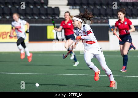 AMSTELVEEN, NIEDERLANDE - FEBRUAR 27: Eva de Goede von Amsterdam während des holländischen Hockeyballspiel zwischen Amsterdam D1 und Hurley D1 bei Sport Stockfoto