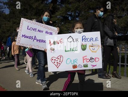 San Mateo, USA. Februar 2021, 27th. Menschen nehmen an einer Kundgebung gegen antiasiatische Hassverbrechen in San Mateo, Kalifornien, USA, Teil, 27. Februar 2021. Hochrangige Beamte des US-Justizministeriums sagten am Freitag, dass die jüngste Zunahme von Gewalt und Hassvorfällen gegen asiatische Amerikaner im Land inakzeptabel sei und gelübten, diese Fälle und andere Hassverbrechen zu untersuchen. Quelle: Li Jianguo/Xinhua/Alamy Live News Stockfoto