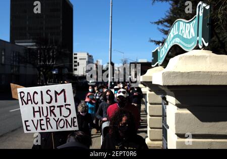 San Mateo, USA. Februar 2021, 27th. Menschen nehmen an einer Kundgebung gegen antiasiatische Hassverbrechen in San Mateo, Kalifornien, USA, Teil, 27. Februar 2021. Hochrangige Beamte des US-Justizministeriums sagten am Freitag, dass die jüngste Zunahme von Gewalt und Hassvorfällen gegen asiatische Amerikaner im Land inakzeptabel sei und gelübten, diese Fälle und andere Hassverbrechen zu untersuchen. Quelle: Wu Xiaoling/Xinhua/Alamy Live News Stockfoto