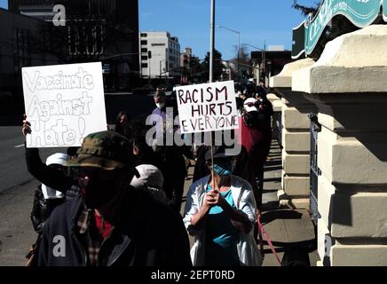 San Mateo, USA. Februar 2021, 27th. Menschen nehmen an einer Kundgebung gegen antiasiatische Hassverbrechen in San Mateo, Kalifornien, USA, Teil, 27. Februar 2021. Hochrangige Beamte des US-Justizministeriums sagten am Freitag, dass die jüngste Zunahme von Gewalt und Hassvorfällen gegen asiatische Amerikaner im Land inakzeptabel sei und gelübten, diese Fälle und andere Hassverbrechen zu untersuchen. Quelle: Wu Xiaoling/Xinhua/Alamy Live News Stockfoto