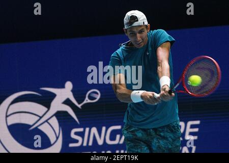 Singapur. Februar 2021, 28th. Alexei Popyrin aus Australien trifft eine Rückkehr während des Männer-Einzel-Finale gegen Alexander Bublik aus Kasachstan bei der Singapore Tennis Open Turnier in Singapur am 28. Februar 2021. Kredit: Dann Chih Wey/Xinhua/Alamy Live Nachrichten Stockfoto