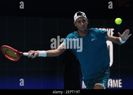 Singapur. Februar 2021, 28th. Alexei Popyrin aus Australien trifft eine Rückkehr während des Männer-Einzel-Finale gegen Alexander Bublik aus Kasachstan bei der Singapore Tennis Open Turnier in Singapur am 28. Februar 2021. Kredit: Dann Chih Wey/Xinhua/Alamy Live Nachrichten Stockfoto