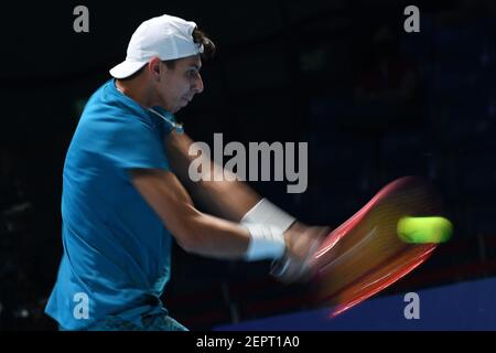 Singapur. Februar 2021, 28th. Alexei Popyrin aus Australien trifft eine Rückkehr während des Männer-Einzel-Finale gegen Alexander Bublik aus Kasachstan bei der Singapore Tennis Open Turnier in Singapur am 28. Februar 2021. Kredit: Dann Chih Wey/Xinhua/Alamy Live Nachrichten Stockfoto