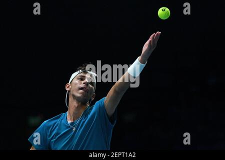 Singapur. Februar 2021, 28th. Alexei Popyrin aus Australien dient während des Männer-Einzel-Finale gegen Alexander Bublik aus Kasachstan bei der Singapore Tennis Open Turnier in Singapur am 28. Februar 2021. Kredit: Dann Chih Wey/Xinhua/Alamy Live Nachrichten Stockfoto