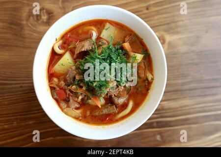 Schüssel mit Lagman-Suppe auf dem Tisch im Restaurant Stockfoto