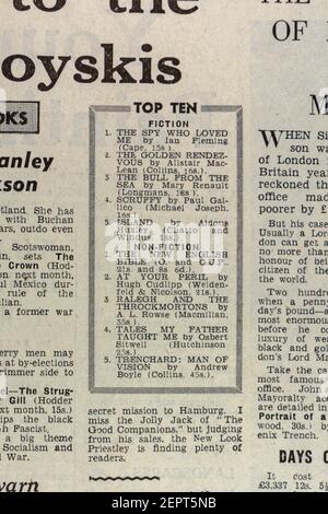 Aktuelle Bücher Top Ten Belletristik Verkäufer ("The Spy Who Loved Me" von Ian Fleming) in der Evening News Zeitung (Donnerstag, 10th. Mai 1962), London, Großbritannien. Stockfoto