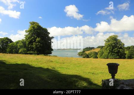 Blick über den Fluss Fal von den Trelissick Wiesen Gärten Stockfoto