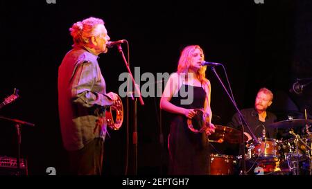 Robert Plant, Suzy Dian und Oli Jefferson mit Saving Grace Band, talentierte Musiker bei Live Music Gig in Großbritannien Stockfoto