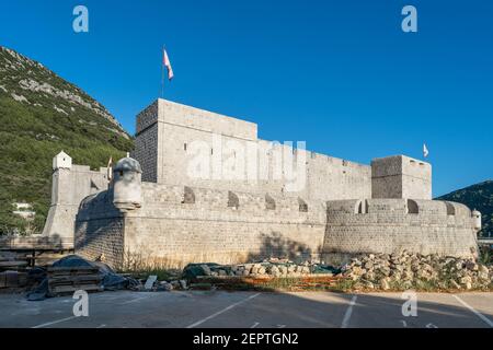 Ston Festung Fort Kastio in Sonnenuntergang Stunde in der alten Stadt Ston in Ragusa Kroatien Stockfoto