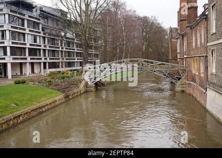 Mathematische Brücke über den Fluss Cam, die auf einem hohen Niveau von nassem Winterwetter ist, Queen's College, Cambridge, Großbritannien Stockfoto