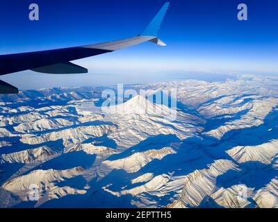 Schöne Landschaft mit dem höchsten Berg des Iran Demavend. Blick aus dem Flugzeugfenster. Stockfoto