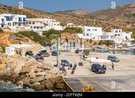 Sikinos, Griechenland - 26. September 2020: Alopronoia (Alopronia), der kleine Hafen auf einer schönen Insel Sikinos. Griechenland Stockfoto