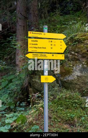 Gelbe Wegzeichen des Isel Trail. Umbaltal Alpental. Virgental in Osttirol. Österreichische Alpen. Europa. Stockfoto