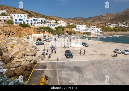 Sikinos, Griechenland - 26. September 2020: Alopronoia (Alopronia), der kleine Hafen auf einer schönen Insel Sikinos. Griechenland Stockfoto