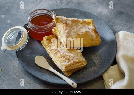 Blätterteig Umkehrer mit Marmelade auf einem Teller. Geringer Fokus Stockfoto
