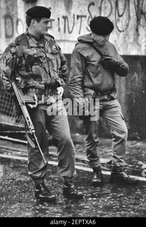 Zwei bewaffnete Soldaten patrouillieren in der Innenstadt von Belfast während der Unruhen in der 70s, Nordirland Stockfoto