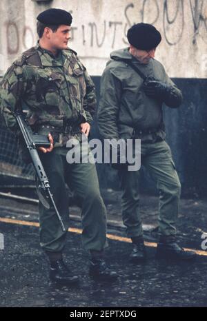 Zwei bewaffnete Soldaten patrouillieren in der Innenstadt von Belfast während der Unruhen in der 70s, Nordirland Stockfoto