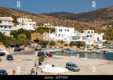 Sikinos, Griechenland - 26. September 2020: Alopronoia (Alopronia), der kleine Hafen auf einer schönen Insel Sikinos. Griechenland Stockfoto