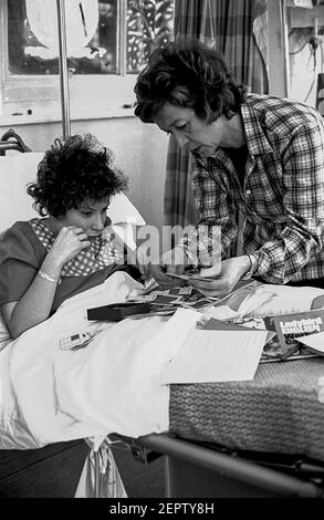 Childrens Ward Cardiff Hospital. Krankenhausbesucher unterhält Kind Stockfoto