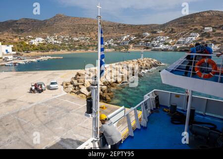 Sikinos, Griechenland - 26. September 2020: Der Hafen von Sikinos liegt in der Siedlung Alopronia. Kykladen, Griechenland Stockfoto