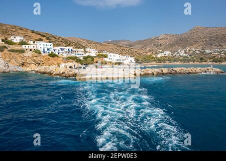 Wasserweg hinter der Fähre. Sikinos, schöne kleine und einsame Insel im südlichen Kykladen. Griechenland Stockfoto