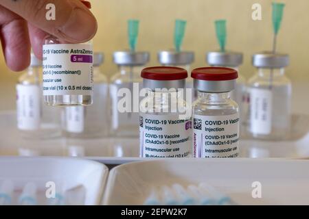 Apolda, Deutschland. Februar 2021, 28th. Die Impfstoffe von AstraZeneca sind bereit für die Corona-Impfung im Impfzentrum von Apolda. Insgesamt 5350 Mitarbeiterinnen und Mitarbeiter an Grund- und Sonderschulen sowie Kindergärten werden heute in den Thüringer Impfzentren die erste Corona-Impfung erhalten. Quelle: Michael Reichel/dpa-Zentralbild/dpa/Alamy Live News Stockfoto