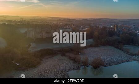 Eine Luftaufnahme von Framlingham Castle am frühen Morgen in Suffolk, Großbritannien Stockfoto