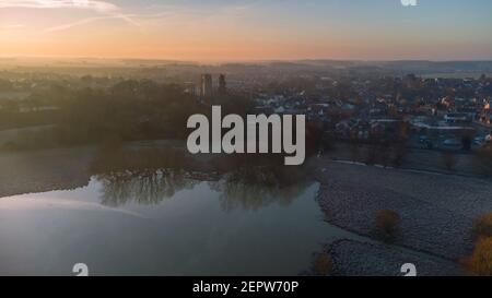 Eine Luftaufnahme von Framlingham Castle am frühen Morgen in Suffolk, Großbritannien Stockfoto
