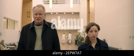 STELLAN SKARSGARD und ANDREA BRAEIN HOVIN in HOPE (2019) -Originaltitel: HAP-, Regie Maria SODAHL. KREDIT: MOTLYS/FILM I VAST/OSLO BILDER/ZENTROPA ENTERTAINMENTS20 / ALBUM Stockfoto