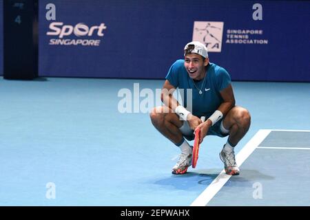 Singapur. Februar 2021, 28th. Alexei Popyrin aus Australien feiert nach dem Gewinn des Männer-Einzel-Finale gegen Alexander Bublik aus Kasachstan bei der Singapore Tennis Open Turnier in Singapur am 28. Februar 2021. Kredit: Dann Chih Wey/Xinhua/Alamy Live Nachrichten Stockfoto