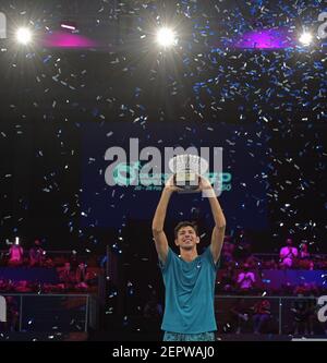 Singapur. Februar 2021, 28th. Alexei Popyrin aus Australien feiert während der Preisverleihung nach dem Männer-Einzel-Finale gegen Alexander Bublik aus Kasachstan bei der Singapore Tennis Open Turnier in Singapur am 28. Februar 2021. Kredit: Dann Chih Wey/Xinhua/Alamy Live Nachrichten Stockfoto