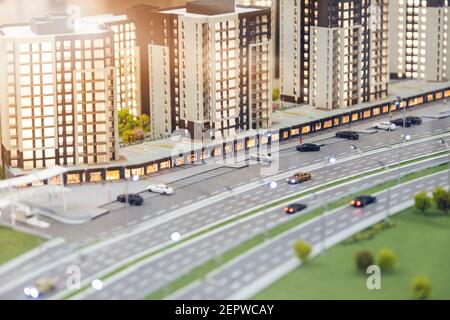 Modernes generisches, zeitgenössisches Miniaturmodell von Glasgebäuden und Straßen mit Tilt-Shift-Fokustechnik - Fokus liegt auf dem Rotes Auto in der Mitte Stockfoto