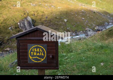 Holzschild des Iselweges. Umbaltal Alpental. Virgental in Osttirol. Österreichische Alpen. Europa. Stockfoto