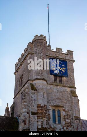 St. Mary's Kirchturm, Fordingbridge, Hampshire, Großbritannien, eine englische Kirche aus dem 12th. Bis 13th. Jahrhundert mit blauem Ziffernblatt. Stockfoto