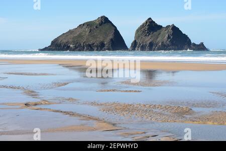 Ikonische Twin Island Gul Felsen in Holywell Bay Stockfoto