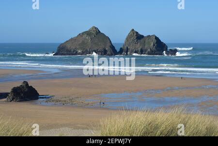 Ikonische Twin Island Gul Felsen in Holywell Bay Stockfoto