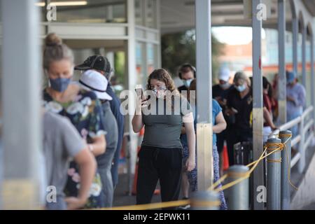 Auckland, Neuseeland. Februar 2021, 28th. Bürger mit Gesichtsmasken warten in der Schlange, um Waren in einem Supermarkt in Auckland, Neuseeland, 28. Februar 2021 zu kaufen. Neuseelands größte Stadt Auckland wird von COVID-19 Alarmstufe 1 auf Alarmstufe 3 umziehen und der Rest des Landes auf Alarmstufe 2 ab 6:00 Uhr Sonntagmorgen kündigte Premierminister Jacinda Ardern auf einer dringenden Medienkonferenz am Samstagabend an. Kredit: Zhao Gang/Xinhua/Alamy Live Nachrichten Stockfoto