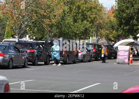 Auckland, Neuseeland. Februar 2021, 28th. Autofahrer warten in der Schlange auf den COVID-19-Test in Auckland, Neuseeland, 28. Februar 2021. Neuseelands größte Stadt Auckland wird von COVID-19 Alarmstufe 1 auf Alarmstufe 3 umziehen und der Rest des Landes auf Alarmstufe 2 ab 6:00 Uhr Sonntagmorgen kündigte Premierminister Jacinda Ardern auf einer dringenden Medienkonferenz am Samstagabend an. Kredit: Zhao Gang/Xinhua/Alamy Live Nachrichten Stockfoto