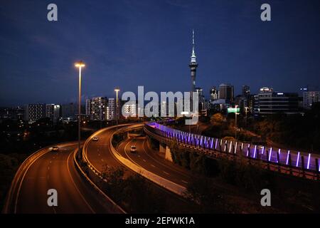 Auckland, Neuseeland. Februar 2021, 28th. Nur wenige Fahrzeuge sind auf Straßen in der Nacht in Auckland, Neuseeland, 28. Februar 2021 gesehen. Neuseelands größte Stadt Auckland wird von COVID-19 Alarmstufe 1 auf Alarmstufe 3 umziehen und der Rest des Landes auf Alarmstufe 2 ab 6:00 Uhr Sonntagmorgen kündigte Premierminister Jacinda Ardern auf einer dringenden Medienkonferenz am Samstagabend an. Kredit: Zhao Gang/Xinhua/Alamy Live Nachrichten Stockfoto