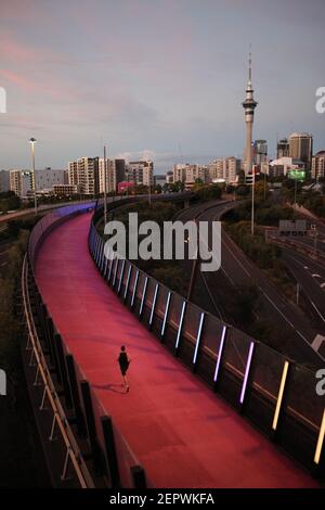 Auckland, Neuseeland. Februar 2021, 28th. Ein Mann joggt auf einer Straße in Auckland, Neuseeland, 28. Februar 2021. Neuseelands größte Stadt Auckland wird von COVID-19 Alarmstufe 1 auf Alarmstufe 3 umziehen und der Rest des Landes auf Alarmstufe 2 ab 6:00 Uhr Sonntagmorgen kündigte Premierminister Jacinda Ardern auf einer dringenden Medienkonferenz am Samstagabend an. Kredit: Zhao Gang/Xinhua/Alamy Live Nachrichten Stockfoto