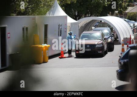 Auckland, Neuseeland. Februar 2021, 28th. Autofahrer warten in der Schlange auf den COVID-19-Test in Auckland, Neuseeland, 28. Februar 2021. Neuseelands größte Stadt Auckland wird von COVID-19 Alarmstufe 1 auf Alarmstufe 3 umziehen und der Rest des Landes auf Alarmstufe 2 ab 6:00 Uhr Sonntagmorgen kündigte Premierminister Jacinda Ardern auf einer dringenden Medienkonferenz am Samstagabend an. Kredit: Zhao Gang/Xinhua/Alamy Live Nachrichten Stockfoto