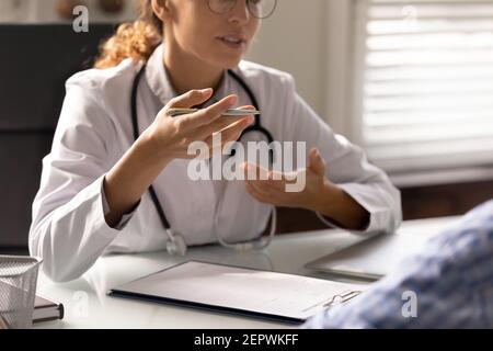 Nahaufnahme weibliche Arzt Therapeut trägt Uniform Beratung Patient Stockfoto