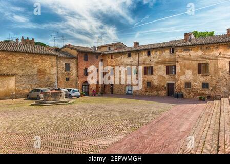 Blick auf den Platz Sant'Agostino in der mittelalterlichen Stadt San Gimignano, Italien Stockfoto