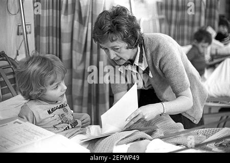 Childrens Ward Cardiff Hospital. Krankenhauspitalbesucher, die Kind unterrichten Stockfoto