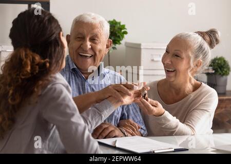 Nahaufnahme überglücklich reifes Paar erhielt Schlüssel, kaufte neue Wohnung Stockfoto