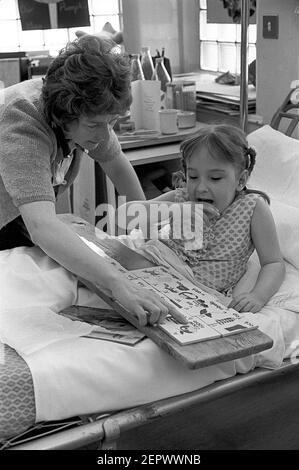 Childrens ward Cardiff Hospital Krankenhaus. Besucher Unterrichten Kind Stockfoto