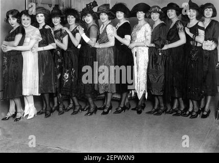 Die ersten 13 WAMPAS BABY STERNE im Jahr 1922 mit von links BESSIE LIEBE , LOUISE LORRAINE , MARY PHILBIN , PATSY RUTH MILLER , PAULINE STARKE , MARION AYE , HELEN FERGUSON , KATHRYN McGuire , JACQUELINE LOGAN, COLLEEN MOORE, LOIS WILSON, CLAIRE WINDSOR UND LILA LEE Stockfoto